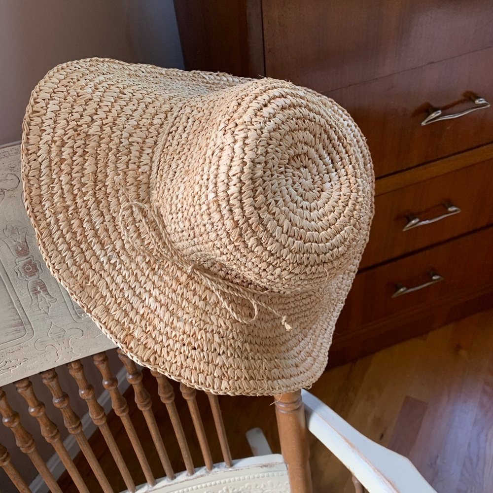 100% Straw hat.  Only tried in. Size M-L.  Excellent condition.